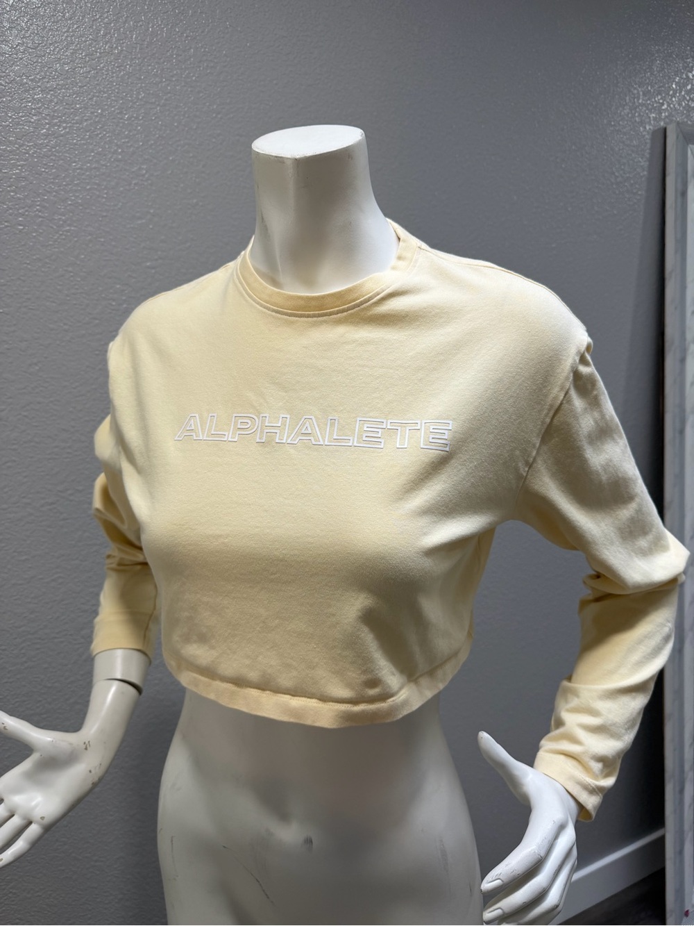 Alphalete Cropped Crewneck Sweatshirt in Pale Yellow